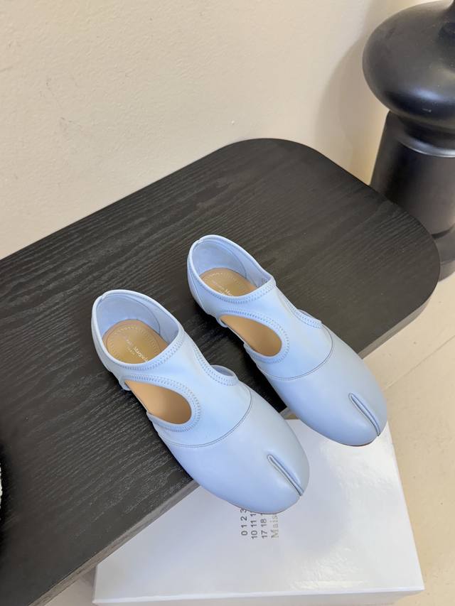 Maison Marginal马吉拉26春夏新品分脚趾中空鞋 马吉拉设计师太有才了 、采用了莱卡布碰撞柔软细腻的羊皮作为设计元素打造鞋品 中空鞋干练精致 、搭配