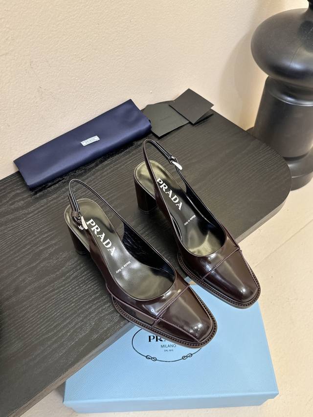 prad* 新款高跟鞋 采用尖头设计，极具时尚感与攻击性，彰显个性；鞋身有独特的分割线条，增添设计细节，区别于普通尖头鞋，带有prada品牌标志性的前卫风格。