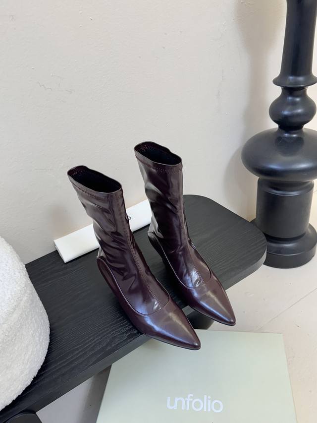 Unfolio 秋冬新品 这双Unfolio长靴｜是秋冬“氛围杀器” 皮革裹满腿型 尖头+细跟把慵懒和精致焊死 自带复古滤镜 配大衣是“财阀千金” 搭牛仔秒变“