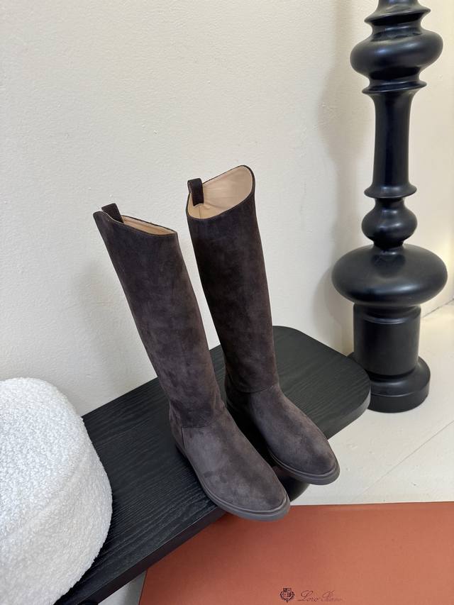 牛皮 牛京 Loro piana 秋冬新品～骑士靴 秋冬搭配神器，必备长靴！酷飒有范儿的战靴 ，简直不要太飒 ，皮质柔软。 谁能拒绝 Loro piana这双长