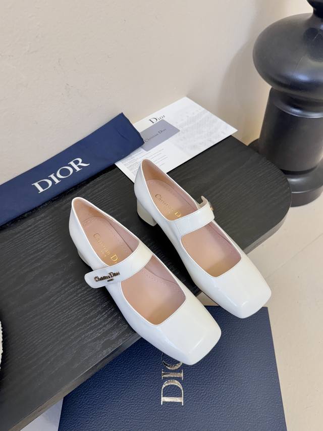 Dior 迪奥新品玛丽珍 这款鞋以利落廓形重塑女性力量美学 鞋跟高度拿捏得宜 既衬出修长腿线 每一步都带着不刻意的气场。 鞋头醒目的金属Cd字母标识 是品牌基因