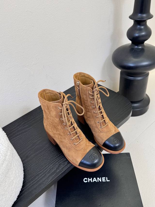 Chanel 香奈儿新款短靴Chanel官网同款， 香奈儿新款短靴，简约大方，此款时尚百搭脚感舒适， 鞋面：进口头层牛皮 内里：羊皮内里鞋底 真皮大底，跟高9C