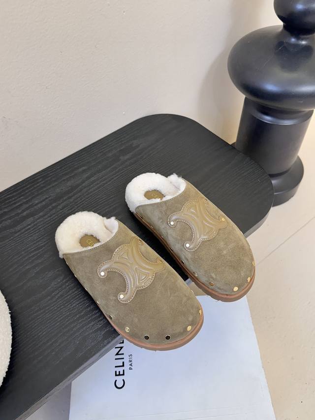 Celine 思琳 赛琳最新呈现pitea木屐羊毛厚底穆勒鞋毛拖系列。顶级版本后跟原版牛皮包中底3D立体Logo，原版定制羊毛完美契合专柜颜色，原版私模进口材质