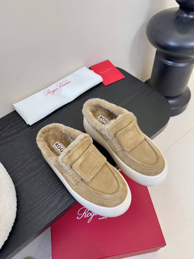 Roger Vivie* 25Ss 秋冬新款保暖加绒毛毛鞋休闲鞋 鞋面是绒面小牛皮，内里填充绵羊毛衬里，厚实柔软且亲肤透气，兼顾保暖性与脚感，适合秋冬低温环境。
