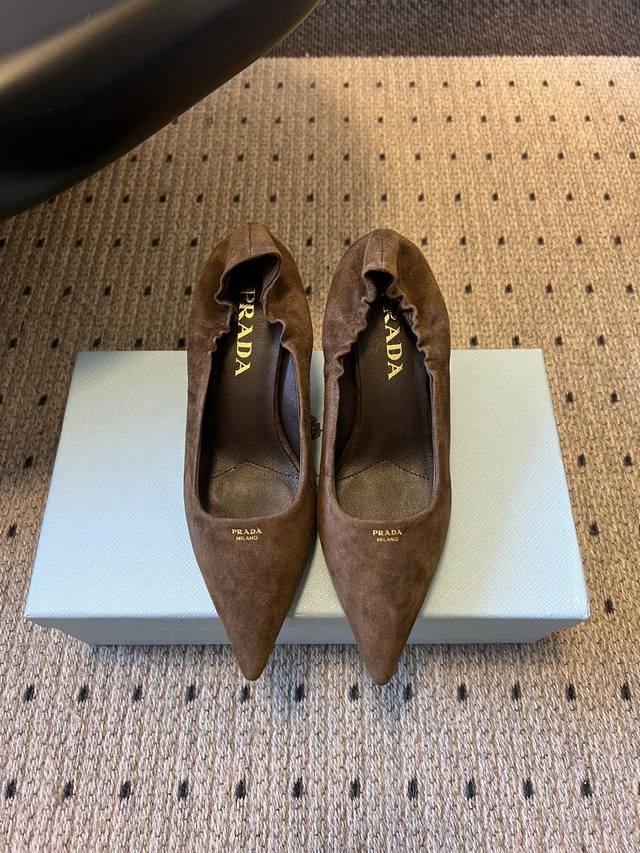 prad*25Ss 绒面尖头浅口小高跟 采用柔绒质感的羊皮，触感细腻高级，3种配色 棕 黑 酒红 适配不同风格。尖头+鞋口褶皱边，既拉长腿部线条，又添了柔和的女
