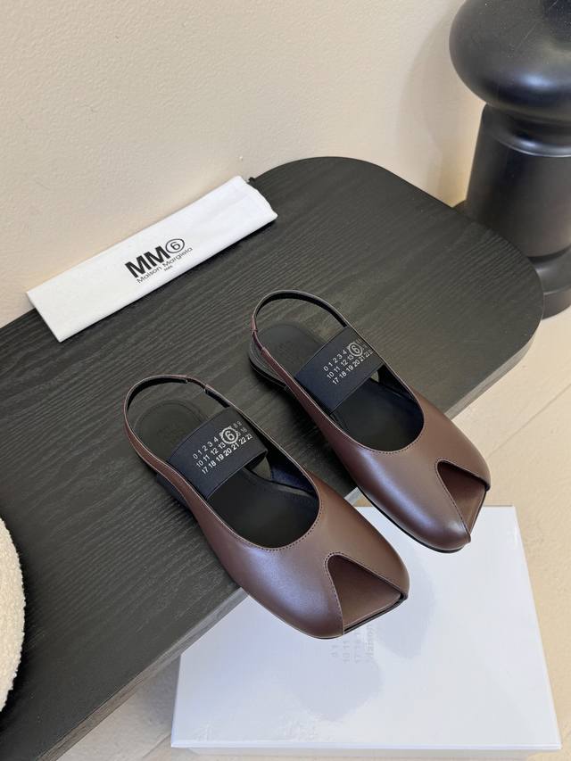 Maison Marginal* Mm6苹果头芭蕾舞凉鞋 马吉拉设计师太有才了 作为设计元素打造鞋品 单鞋干练精致 半拖搭配短裙 性感个性 面料牛皮 内里绵羊