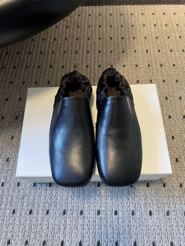 Khati*秋冬款复古松弛感褶皱方头平底鞋 鞋口做了松紧褶皱边，既方便一脚蹬穿脱，又能修饰脚踝线条；鞋头是微方圆角型，比纯方头更显脚瘦，复古中带慵懒感。 自带“