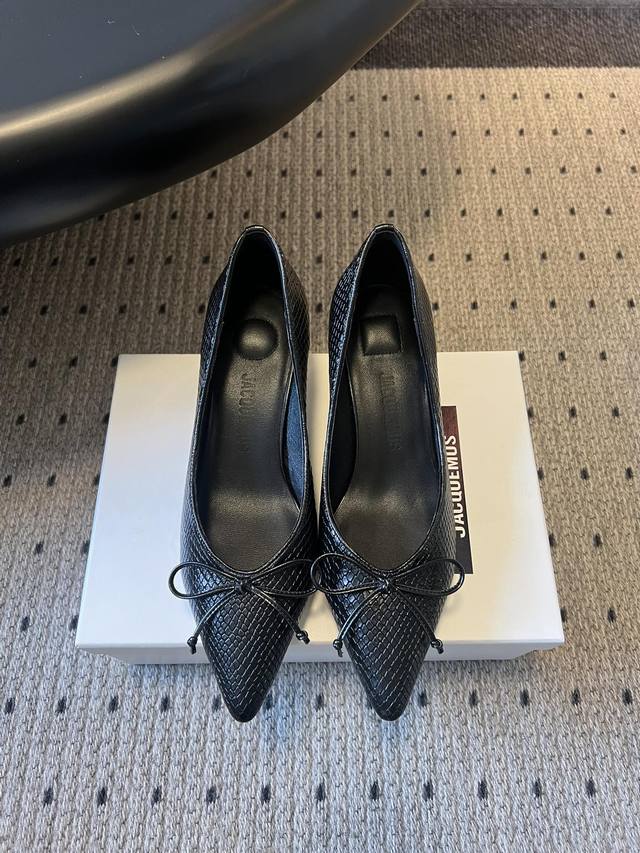 Jacquemu* 25Ss蝴蝶结低跟刀割纹尖头单鞋休闲鞋 尖头鞋型+鞋头细带蝴蝶结装饰，既拉长腿部线条，又自带温柔精致感；鞋身简约流畅，配色都是百搭的基础色系