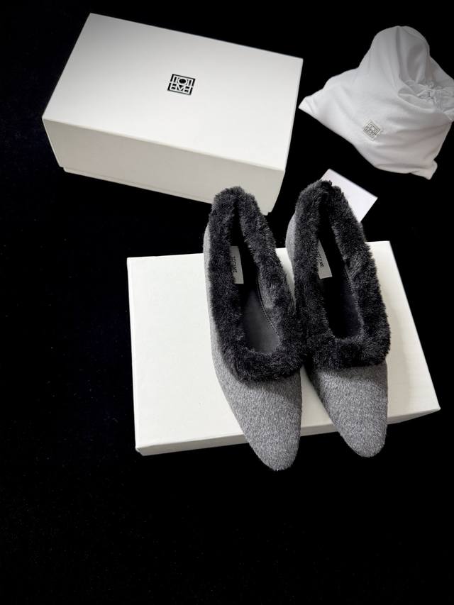 Totem* 新品 Toteme这波 毛绒边尖鞋 直接把“冷感甜飒”焊在秋冬穿搭里 绒 边勾魂 尖 角显贵 每色都是氛围杀器 毛绒圈住暖意慵懒 尖鞋头掐出极简线