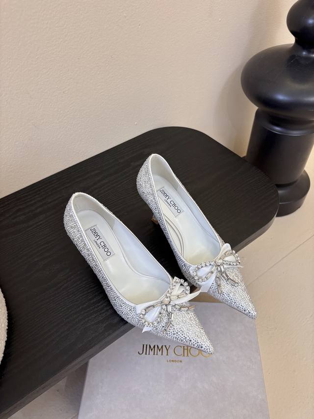 Jimmy Choo 将圆润光泽镶嵌于足尖 为你的穿搭映亮魅力，璀璨每刻 莹润动人，轻易动心 Jimmy Choo 系列 纤彩绽放，映亮每日风采 面料：白色绸缎