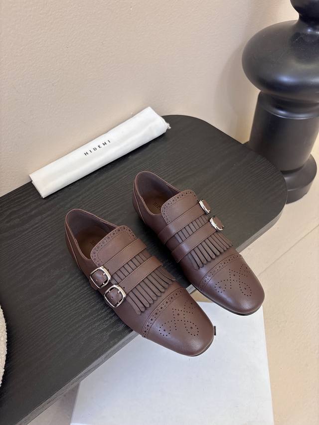 Hidem*25Ss复古巴洛克风平底鞋皮鞋 用了布洛克雕花+流苏装饰，自带复古英伦 雅痞质感；双皮带扣设计，既增加造型层次，也能轻微调节鞋身松紧。 鞋面是细腻真