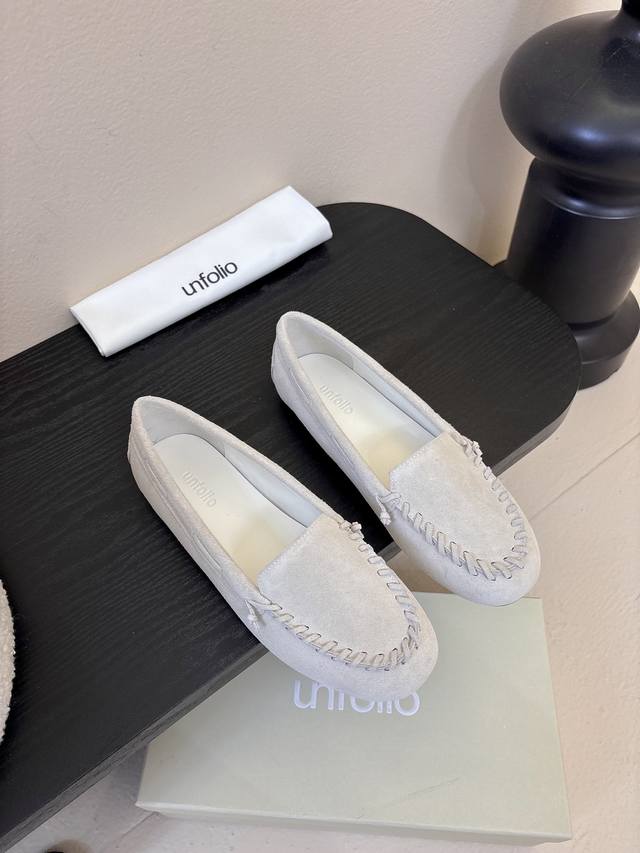 Unfoli*秋季新款复古编织风休闲鞋乐福鞋 1.鞋头边缘采用编织式的手工缝线，既增加了复古质感，也是辨识度很高的设计亮点。无鞋带的浅口设计，鞋型贴合脚型，属于
