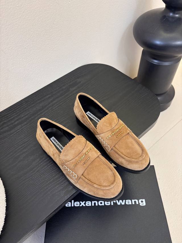 Alexander Wan* 25Ss 秋冬新款圆头休闲鞋乐福鞋 鞋身的织带装饰上印有“Alexander Wang”字样，是品牌高辨识度的元素。无鞋带的套脚设