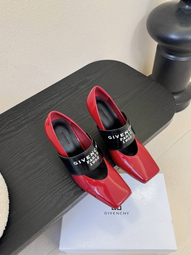 Givenchy 纪梵希F030 26Ss早春走秀新款 章若楠同款Sliced Square 松紧带玛丽珍单鞋芭蕾舞鞋 裁切方头，轻松优雅气质。兼顾风格与极度舒