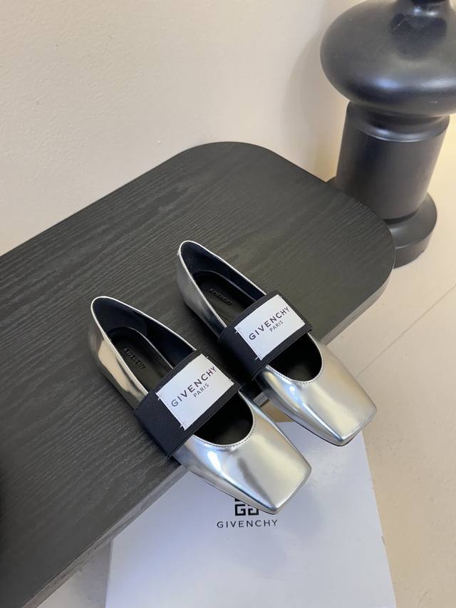 Givenchy 纪梵希F030 26Ss早春走秀新款 章若楠同款Sliced Square 松紧带玛丽珍单鞋芭蕾舞鞋 裁切方头，轻松优雅气质。兼顾风格与极度舒