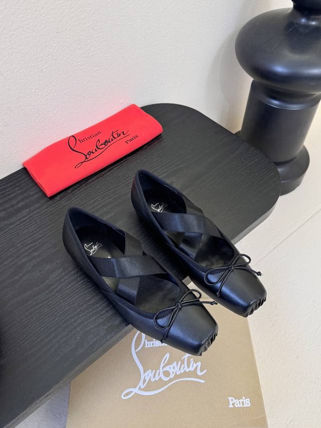 真丝 Cl X Maison Margiel* 新品玛丽珍 Maison Margiela 与 Christian Louboutin 推出首个联名鞋履系列 全