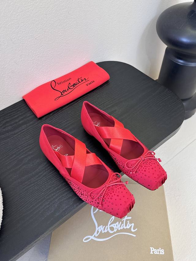 钻 Cl X Maison Margiel* 新品玛丽珍 Maison Margiela 与 Christian Louboutin 推出首个联名鞋履系列 全新