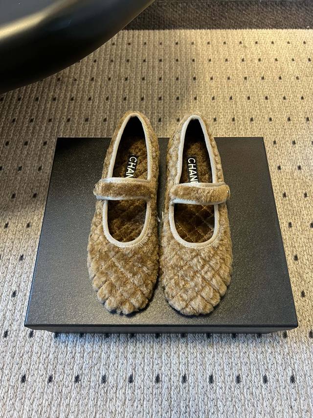 Chane*25Ss复古甜奢风毛绒玛丽珍单鞋 延续了Chanel经典的菱格纹绗缝，搭配玛丽珍一字带+金属双C扣，品牌辨识度拉满，同时甜美元素很浓。鞋面是毛绒质感