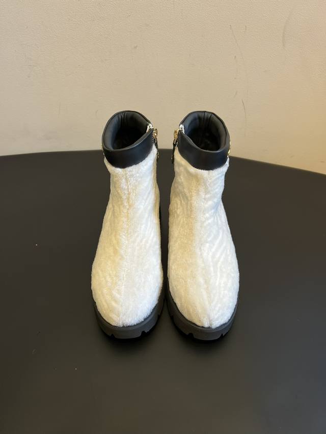 Chane*25Ss秋冬甜奢款保暖毛绒短靴 靴口拼接小牛皮包边+金色“Chanel”字母标，搭配厚底橡胶大底，既有品牌辨识度，又中和了毛绒的软萌感，甜酷平衡得很