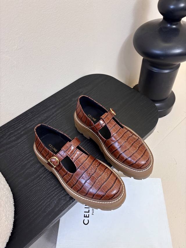 Celine 思琳 赛琳秋冬款Bulky系列 厚底 流苏 布洛克 雕花 乐福鞋 德比鞋 原版购入开发 做货 Bulky系列 涂蜡棉质系带金属环，流苏饰以Trio