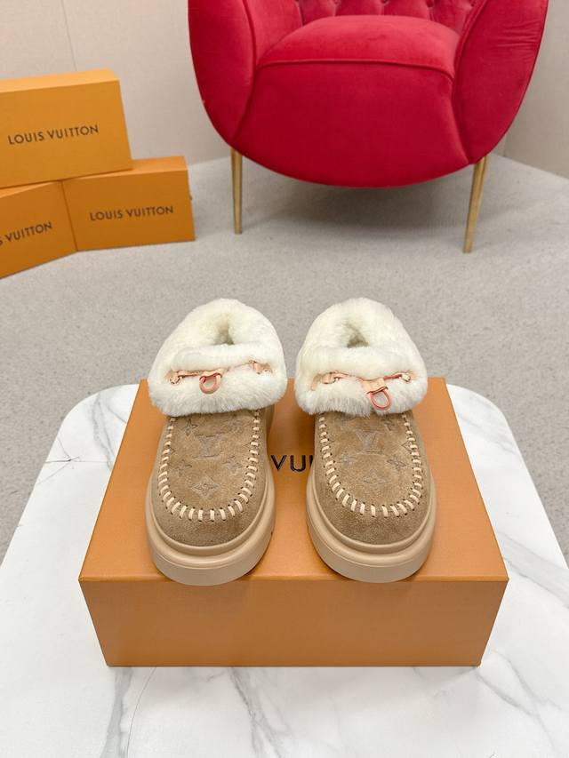 Lv Cortina 滑雪系列新款羊毛靴 封神佳作 好看又好穿 本款 Cortina 闭趾凉拖出自 Lv Ski 系列 为绒面牛皮革局部压印 Monogram