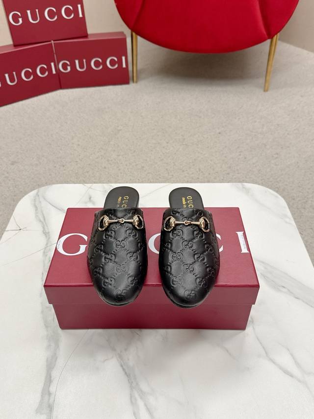 Gucci 古驰princetown经典款系列最新版面双G布面穆勒鞋马衔扣平底半拖鞋 作为设计传承的杰出代表，新系列饰马衔扣乐福鞋，生动彰显经典优雅格调。这款鞋