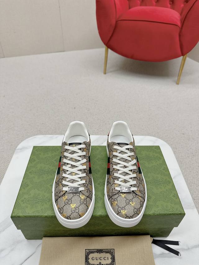 女款p 男款p Gucc* 最新Ace系列饰织带运动鞋 自问世以来，Ace系列运动鞋延续品牌叙事，匠心成就主打单品。全新系列呈现特色低帮设计，搭配别致细节，焕新