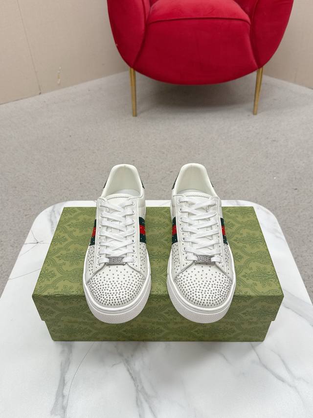 男款 Gucc* 最新Ace系列饰织带运动鞋 自问世以来，Ace系列运动鞋延续品牌叙事，匠心成就主打单品。全新系列呈现特色低帮设计，搭配别致细节，焕新诠释运 动