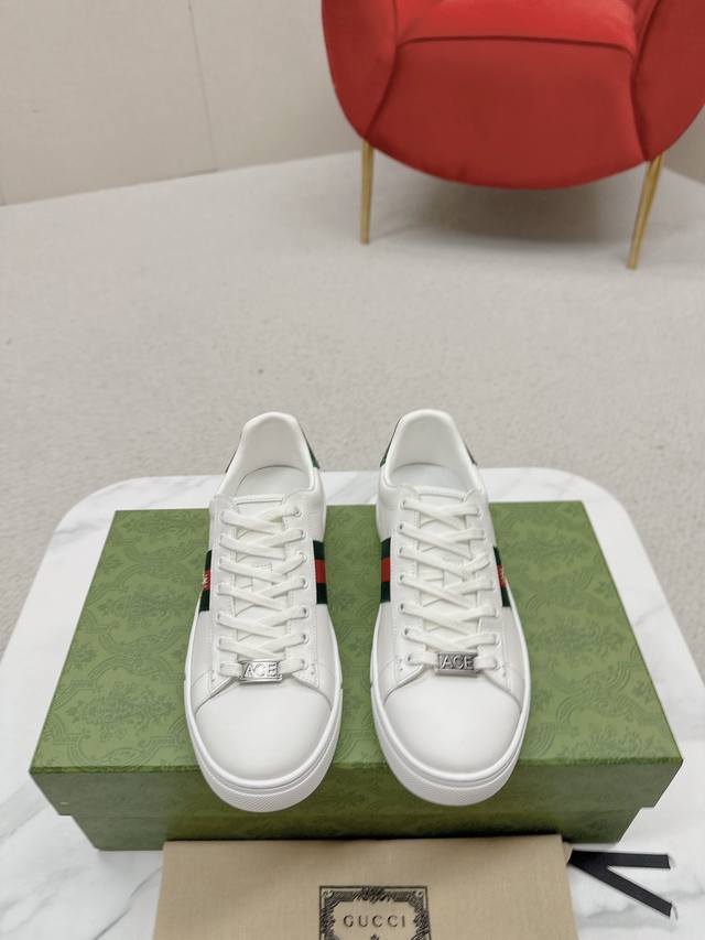 女款p 男款p Gucc* 最新Ace系列饰织带运动鞋 自问世以来，Ace系列运动鞋延续品牌叙事，匠心成就主打单品。全新系列呈现特色低帮设计，搭配别致细节，焕新