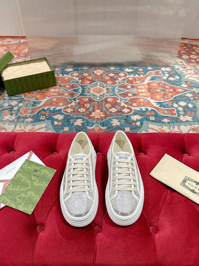 女p 男p 顶级版本 GuccⅠ 年最新爆款运动鞋，这件亮眼吸睛的单品从网球世界中汲取创作灵感。这款运动鞋采用同色调米色和乌木色经典Gg帆布制成，厚实鞋底和撞色