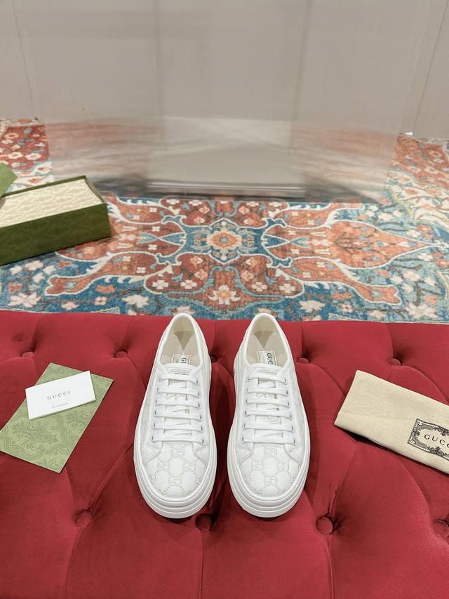 女p 男p 顶级版本 GuccⅠ 年最新爆款运动鞋，这件亮眼吸睛的单品从网球世界中汲取创作灵感。这款运动鞋采用同色调米色和乌木色经典Gg帆布制成，厚实鞋底和撞色