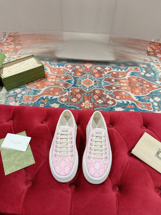 女 顶级版本 GuccⅠ 年最新爆款运动鞋，这件亮眼吸睛的单品从网球世界中汲取创作灵感。这款运动鞋采用同色调米色和乌木色经典Gg帆布制成，厚实鞋底和撞色织物滚边