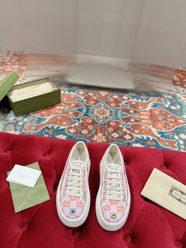 女 顶级版本 GuccⅠ 年最新爆款运动鞋，这件亮眼吸睛的单品从网球世界中汲取创作灵感。这款运动鞋采用同色调米色和乌木色经典Gg帆布制成，厚实鞋底和撞色织物滚边