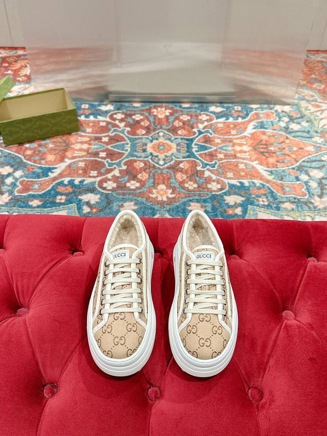 女p 男p 顶级版本 GuccⅠ 年最新爆款运动鞋，这件亮眼吸睛的单品从网球世界中汲取创作灵感。这款运动鞋采用同色调米色和乌木色经典Gg帆布制成，厚实鞋底和撞色