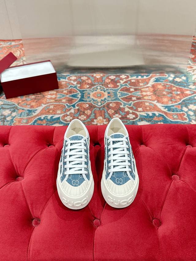 女 Gucci 2025 这款运动鞋以标志性Gg帆布匠心打造，将典藏设计与现代美学巧妙糅于一体。大胆前卫的廓形配以 Gucci 印花压纹橡胶底，缔就个性十足且穿