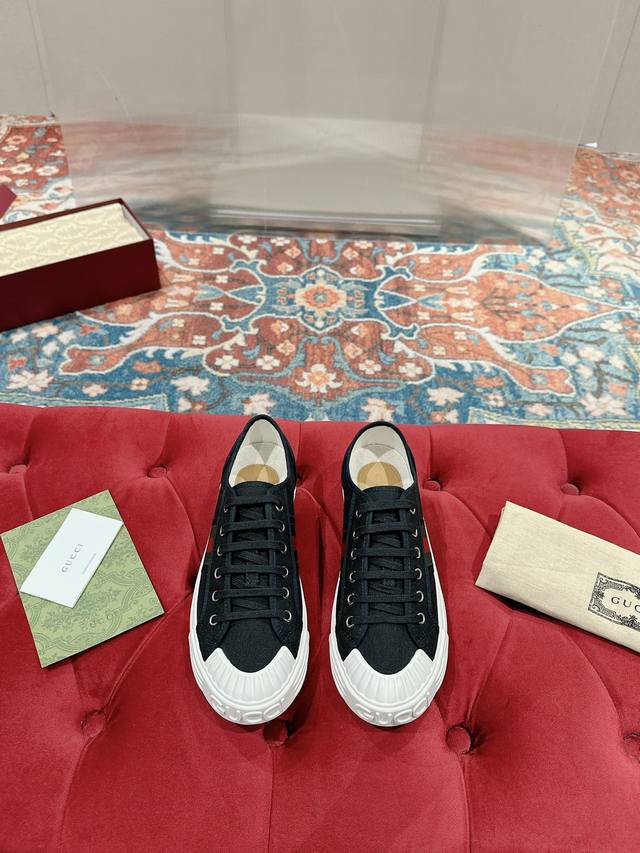 女p 男p Gucci 最新款帆布鞋春夏季最热门牛仔帐布鞋，休闲平板鞋 经典升级更耐看，上脚舒适 面料:牛仔帆布面 内里:透气布内里，中间层贴pu皮 里外布面都