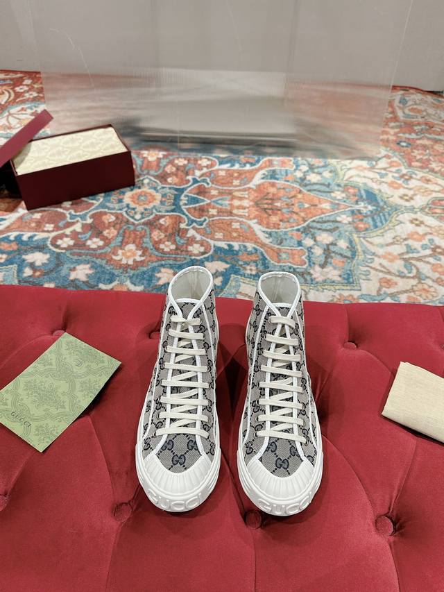女p 男p Gucci 最新款帆布鞋最新火爆牛仔布鞋，休闲平板鞋 经典升级更耐看，上脚舒适 面料:牛仔帆布面 内里:透气布内里，中间层贴pu皮 里外布面都不会皱