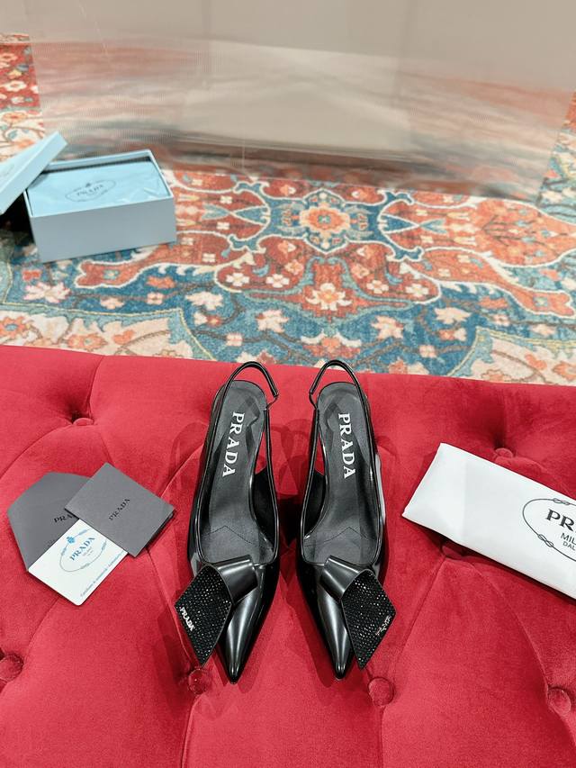 prada 普拉达最新春季新品，实力来袭！当红巨星同款凉鞋，时髦百搭Nice单品 这款亮面皮革将prada的典藏设计加以重释，营造出融柔美的尖头廓形。 春夏系列