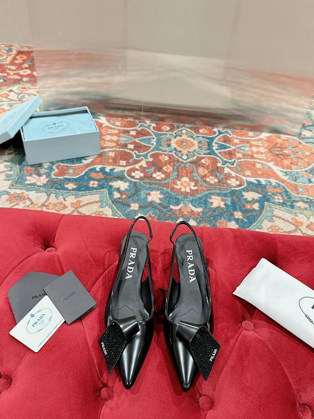 prada 普拉达最新春季新品，实力来袭！当红巨星同款凉鞋，时髦百搭Nice单品 这款亮面皮革将prada的典藏设计加以重释，营造出融柔美的尖头廓形。 春夏系列