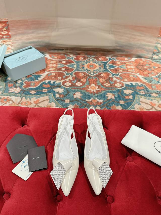 prada 普拉达最新春季新品，实力来袭！当红巨星同款凉鞋，时髦百搭Nice单品 这款亮面皮革将prada的典藏设计加以重释，营造出融柔美的尖头廓形。 春夏系列