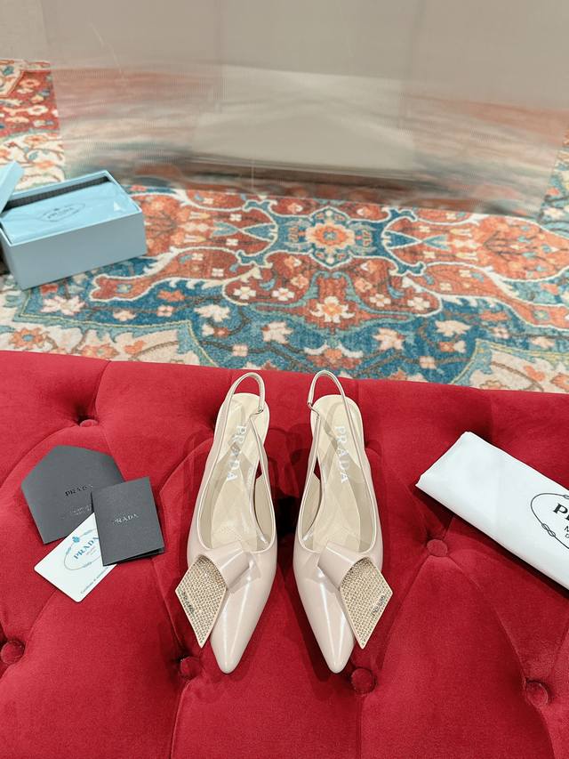 prada 普拉达最新春季新品，实力来袭！当红巨星同款凉鞋，时髦百搭Nice单品 这款亮面皮革将prada的典藏设计加以重释，营造出融柔美的尖头廓形。 春夏系列