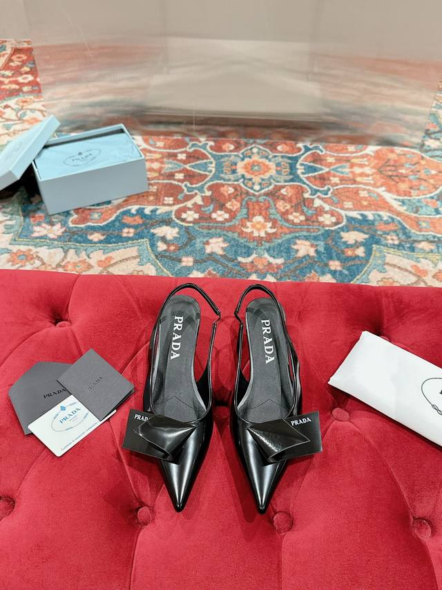 prada 普拉达最新春季新品，实力来袭！当红巨星同款凉鞋，时髦百搭Nice单品 这款亮面皮革将prada的典藏设计加以重释，营造出融柔美的尖头廓形。 春夏系列