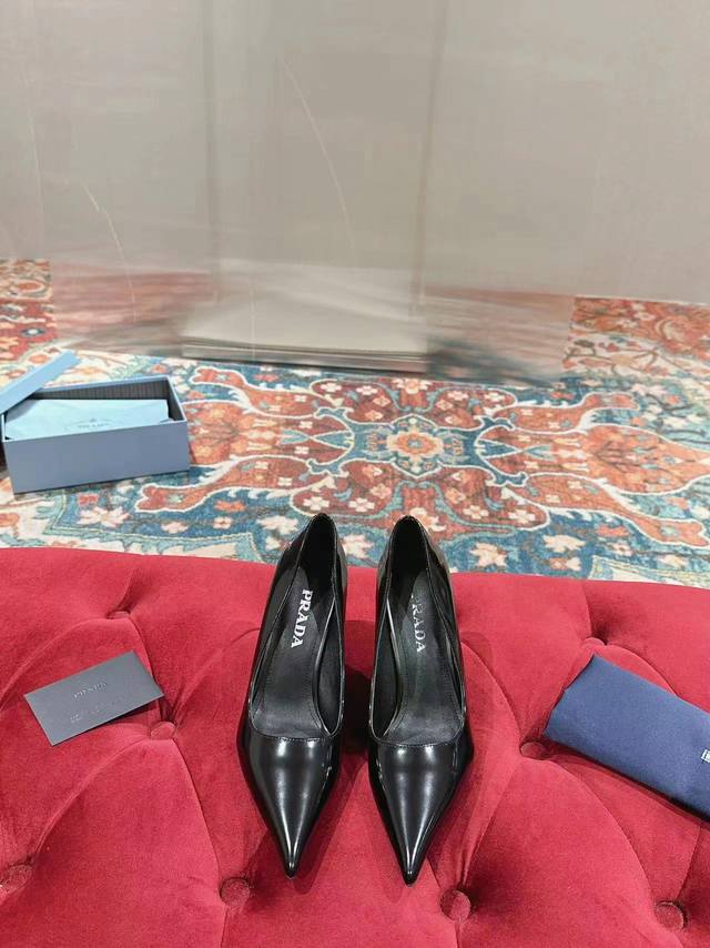 prada 顶级版本prada能在重要场合上用得上了，小清新风带点贵气的感觉，上脚非常完美：穿搭配上此鞋，优雅大方，晶莹剔透，无论各种配件材质，都是独家一比一定