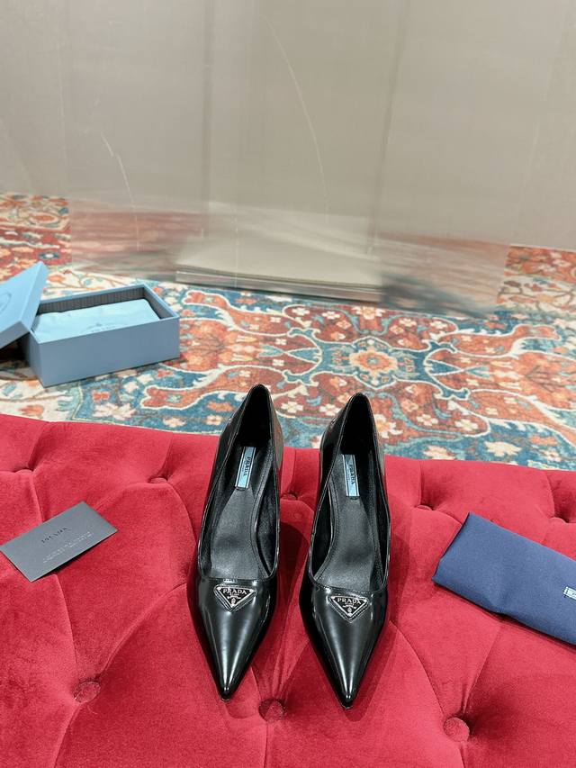 prada 顶级版本prada能在重要场合上用得上了，小清新风带点贵气的感觉，上脚非常完美：穿搭配上此鞋，优雅大方，晶莹剔透，无论各种配件材质，都是独家一比一定