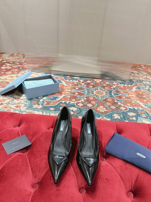 prada 顶级版本prada能在重要场合上用得上了，小清新风带点贵气的感觉，上脚非常完美：穿搭配上此鞋，优雅大方，晶莹剔透，无论各种配件材质，都是独家一比一定