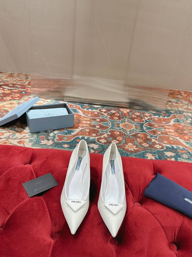 prada 顶级版本prada能在重要场合上用得上了，小清新风带点贵气的感觉，上脚非常完美：穿搭配上此鞋，优雅大方，晶莹剔透，无论各种配件材质，都是独家一比一定