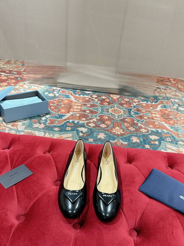 prada 复古可爱普拉达公主糖果风平底小单鞋，少女必备。 各大网红集结种草神器，prada能在重要场合上用得上了，小清新风带点贵气的感觉，上脚非常完美：穿搭配