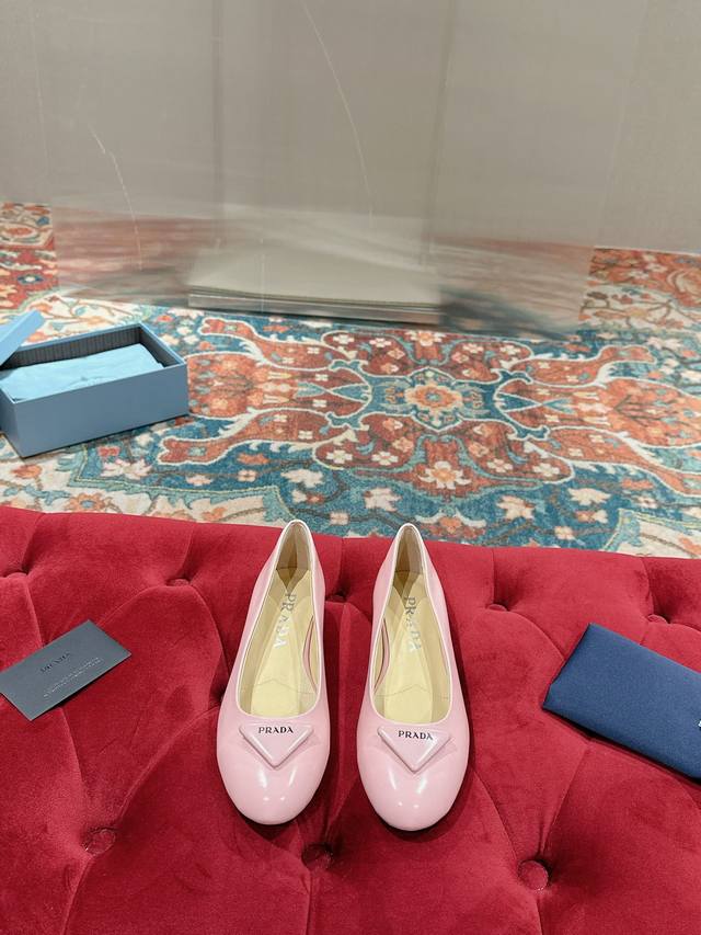 prada 复古可爱普拉达公主糖果风平底小单鞋，少女必备。 各大网红集结种草神器，prada能在重要场合上用得上了，小清新风带点贵气的感觉，上脚非常完美：穿搭配