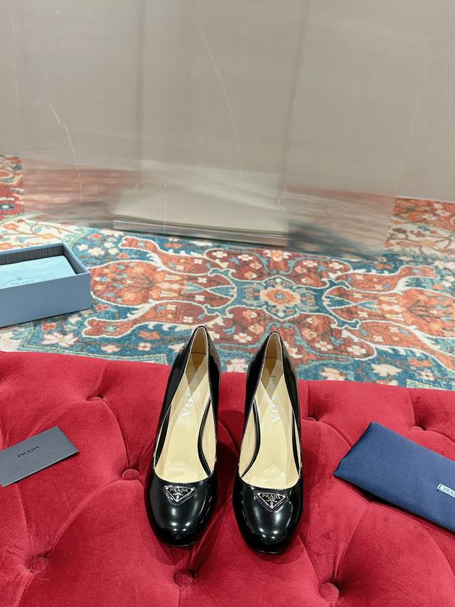 prada 复古可爱普拉达公主糖果风小单鞋，少女必备。 各大网红集结种草神器，prada能在重要场合上用得上了，小清新风带点贵气的感觉，上脚非常完美：穿搭配上此