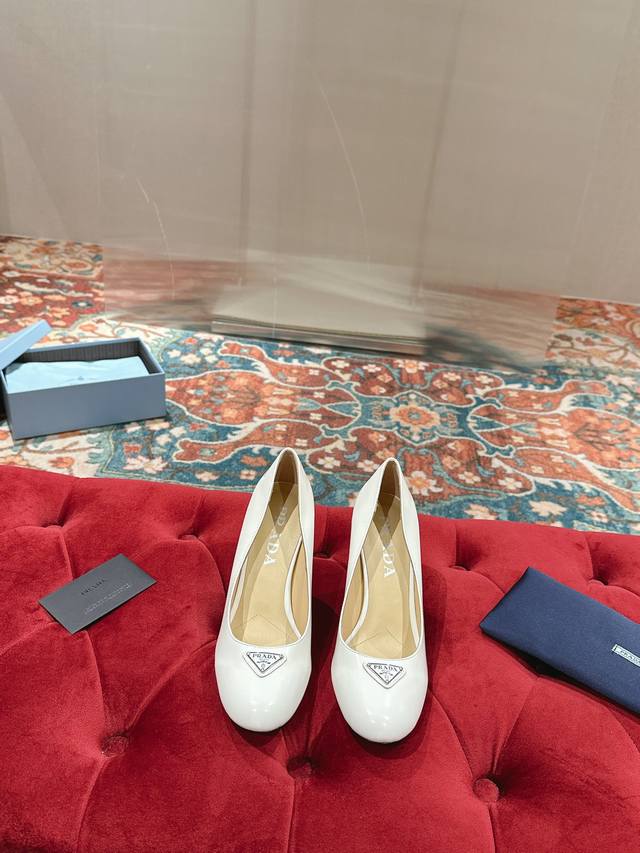 prada 复古可爱普拉达公主糖果风小单鞋，少女必备。 各大网红集结种草神器，prada能在重要场合上用得上了，小清新风带点贵气的感觉，上脚非常完美：穿搭配上此